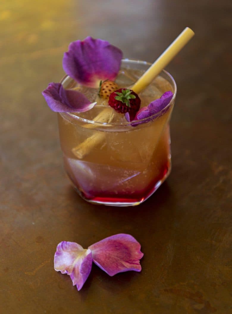Alcoholvrije cocktail met eetbare bloemen